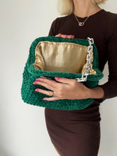 Carregar imagem no visualizador da galeria, Velvet Clutch Bag green
